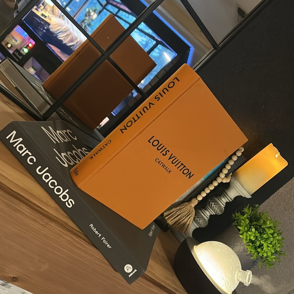 🧡Louis Vuitton•Catwalk•Coffee Table Book🧡 - Picture 5 of 11
